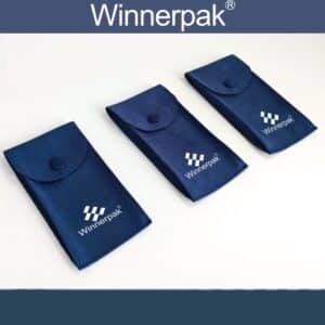 Winnerpak Drei marineblaue Schmuckbeutel aus Wildleder, diagonal in aufsteigender Reihenfolge angeordnet. Hochwertiges Mikrofaser-Wildleder mit stoffbezogenem Druckknopfverschluss, weiß. Winnerpak Logo mit vier schräg gestellten Quadraten. Schmuckverpackungen für den Großhandel vom Hersteller aus Guangzhou.